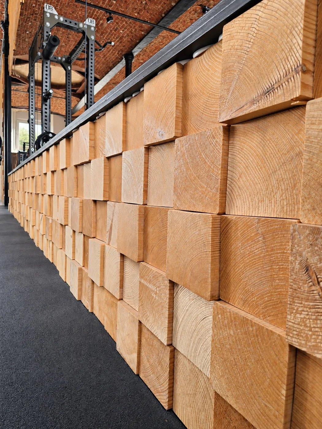 Handgefertigte Wand aus Holzblöcken