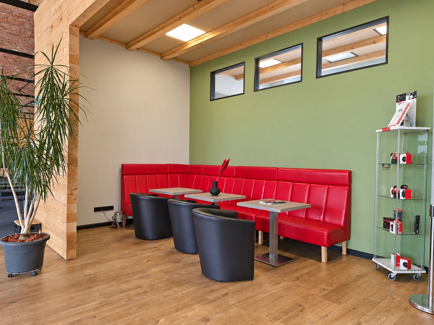 Kleine Bistro-Lounge mit roter Sitzbank