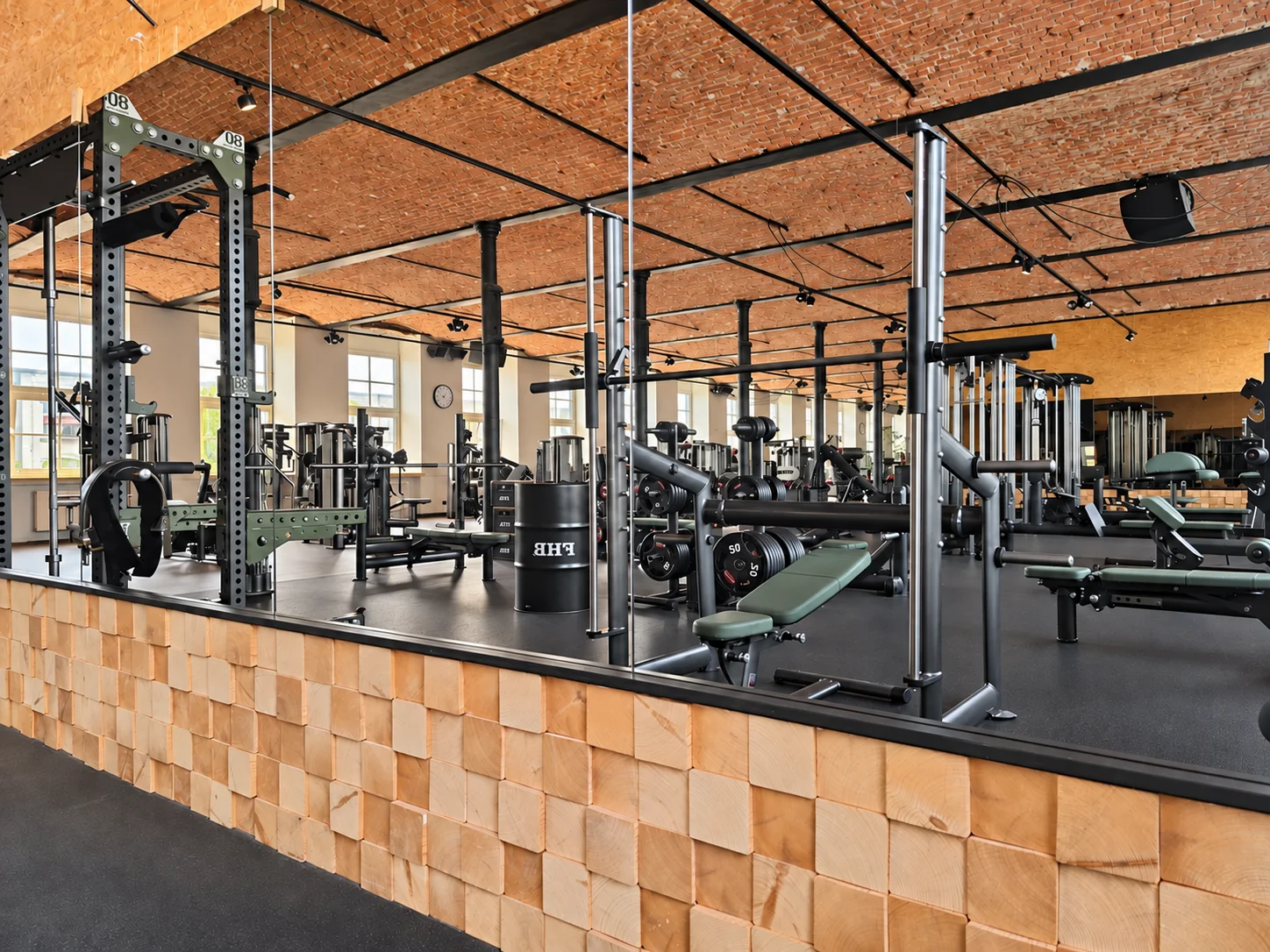 Trainingsbereich mit selbstgebauter Holzverkleidung